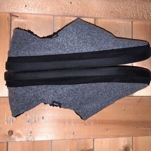 Men's TOMS Slippers Size 9 Grey Rubber Sole